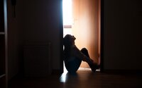 Egy erdélyi lányt eltiltottak a barátjától a fiú roma származása miatt – Beperelte a szüleit