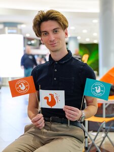 Egy magyar tiktoker annyira várja a Popeyes nyitását, hogy sátrat vert a Westendben