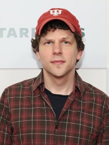 Egy pulival a karjában távozott Jesse Eisenberg, a Szemfényvesztők színésze Csepelről