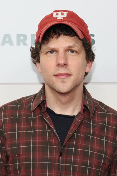 Egy pulival a karjában távozott Jesse Eisenberg, a Szemfényvesztők színésze Csepelről