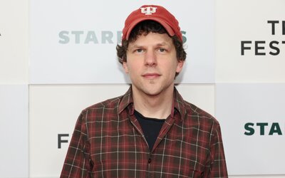 Egy pulival a karjában távozott Jesse Eisenberg, a Szemfényvesztők színésze Csepelről