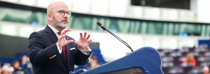 Egyperces csenddel akartak emlékezni Charlie Kirkre az Európai Parlamentben, hangzavar lett a vége