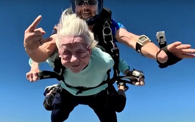 Ejtőernyős világrekordot döntött egy 104 éves néni, pár nappal később meghalt