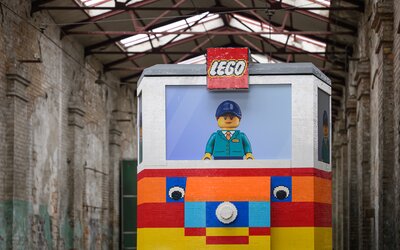 Életnagyságú Lego-villamos gördült a budapesti Deák térre