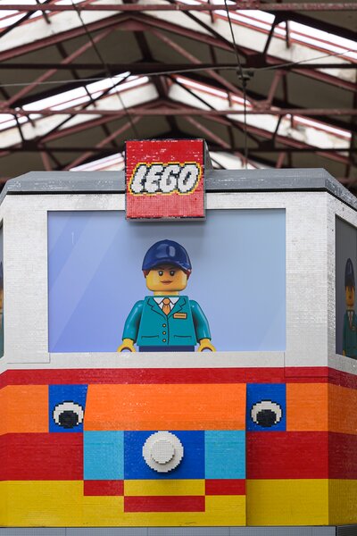 Életnagyságú Lego-villamos gördült a budapesti Deák térre