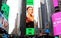 Elképesztően menő: magyar énekesnő bukkant fel a Times Square hirdetőtábláján 