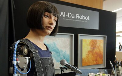 Először kelt el aukción egy humanoid robot által készített műalkotás, korábban Billie Eilish portréját is megfestette