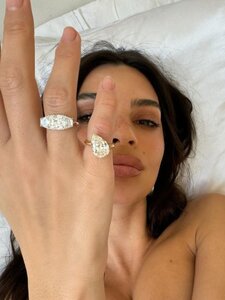 Emily Ratajkowski válási gyűrűkre cserélte az eljegyzési gyűrűjét