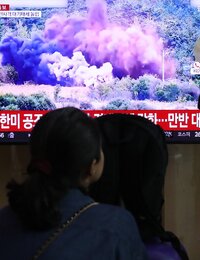 Észak-Korea szimbolikus robbantással számolta fel összeköttetését Dél-Koreával