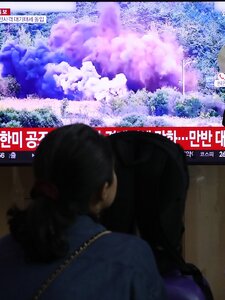 Észak-Korea szimbolikus robbantással számolta fel összeköttetését Dél-Koreával