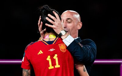 Ez a nap is eljött: lemondott a spanyol labdarúgó-szövetség elnöke, aki kéretlenül csókolt meg egy női sztárjátékost