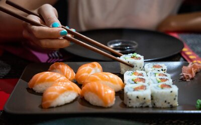 Ezért veszélyes sushit enni a japán éttermekben – Gusztustalankodó tinédzsereket kerget a rendőrség 