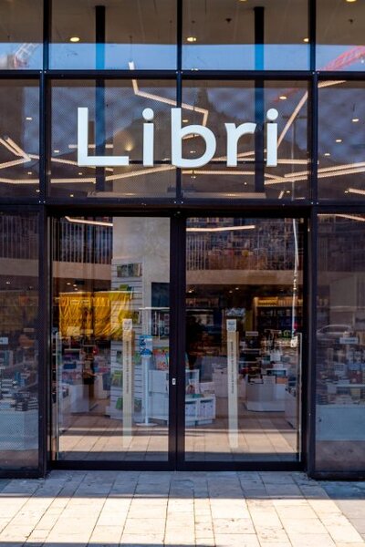 Ezúttal felnőtteknek szóló könyvek miatt bírságolták meg a Librit, magyar szerző is érintett