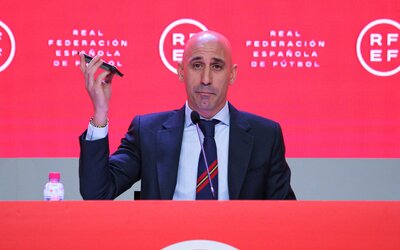 Felfüggesztették a spanyol labdarúgó szövetség elnökét, anyja drasztikus módszerrel követeli fia hírnevének helyreállítását