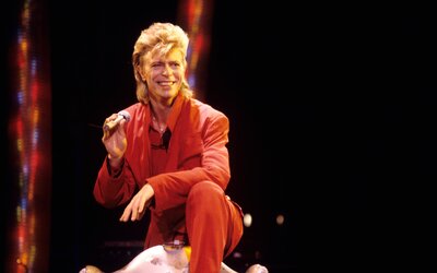 Felújított formában kerül mozikba David Bowie utolsó koncertje Ziggy Stardustként