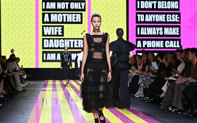 Feminista szlogenekkel durrantotta be a párizsi divathetet a Dior