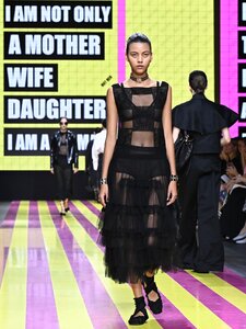 Feminista szlogenekkel durrantotta be a párizsi divathetet a Dior