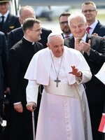 Ferenc pápa engedélyezte a transzneműek és melegek megkeresztelkedését