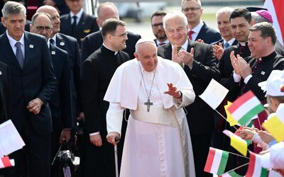 Ferenc pápa engedélyezte a transzneműek és melegek megkeresztelkedését