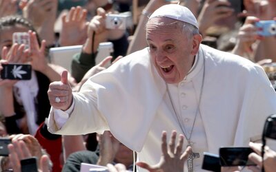 Ferenc pápa jóváhagyta, hogy az azonos nemű párokat is megáldhassa az egyház 