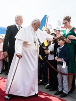 Ferenc pápa megérkezett Budapestre, rengeteg fiatal készül a vasárnapi szentmisére