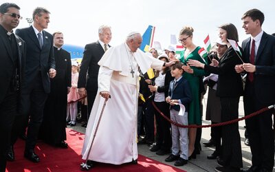 Ferenc pápa megérkezett Budapestre, rengeteg fiatal készül a vasárnapi szentmisére