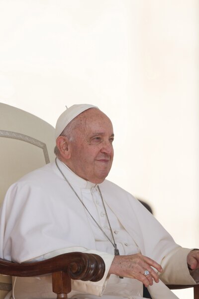 Ferenc pápa most először javasolja, hogy katolikus papok megáldhassák az azonos nemű párokat