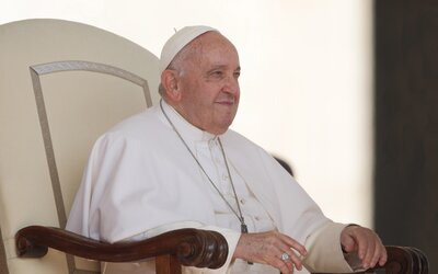 Ferenc pápa nyitott lenne rá, hogy a katolikus papok megáldhassák az azonos nemű párokat