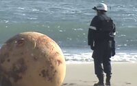 Gigaméretű fémgömb jelent meg a japán tengerparton, ami azonnal beindította a konteógyárat 