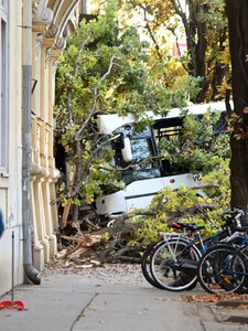 Gimnázium falába csapódott egy Volán-busz Szolnokon, két mentőhelikopter is a helyszínre érkezett