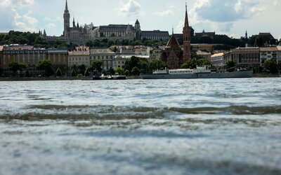 Harmadfokú árvízveszély Budapesten: Hétfő este lezárják a rakpartokat