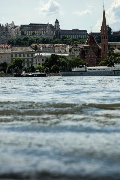 Harmadfokú árvízveszély Budapesten: Hétfő este lezárják a rakpartokat