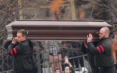 Hatalmas tömeg gyűlt össze Alekszej Navalnij moszkvai temetésére, özvegye megrázó sorokkal búcsúzott tőle