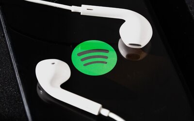 Hatalmas újításra készül a Spotify: jönnek a hangoskönyvek a platformra