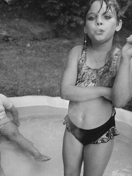 Hová menjünk, miket nézzünk novemberben? Szerfüggőségből merítő tárlatot és Mary Ellen Mark világhírű szociofotóit is ajánljuk