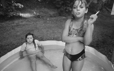 Hová menjünk, miket nézzünk novemberben? Szerfüggőségből merítő tárlatot és Mary Ellen Mark világhírű szociofotóit is ajánljuk