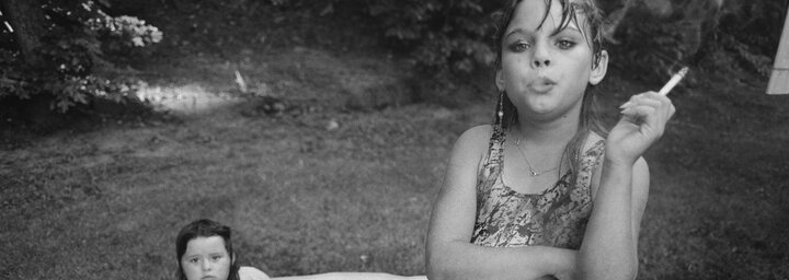 Hová menjünk, miket nézzünk novemberben? Szerfüggőségből merítő tárlatot és Mary Ellen Mark világhírű szociofotóit is ajánljuk