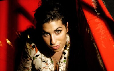 Idén kötetbe rendezik Amy Winehouse naplóit és dalszövegeinek kéziratait