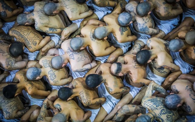 Ilyen az élet a világ egyik legnagyobb börtönében – A salvadori megabörtön sokak szerint igazi kínzóhely
