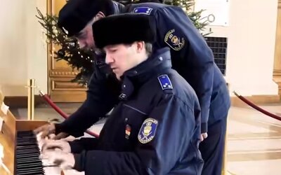 Internetes sztárok lettek a Keleti pályaudvaron zongorázó rendőrök