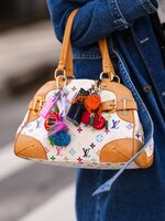 Jane Birkin után szabadon: a kifutók után a street style-t is meghódították a táska-charmok