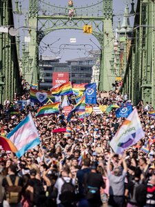 Javult az LMBTQ-emberek élete Magyarországon, de még így is bőven az uniós átlag alatt teljesítünk