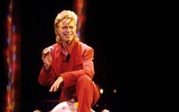 Jelmezek, hangszerek, kéziratok – Állandó kiállítás nyílik David Bowie hagyatékából