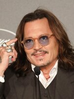 Johnny Depp szörnyű kitalációknak nevezte a róla keringő történeteket, de a francia feministákat ez nem hatotta meg