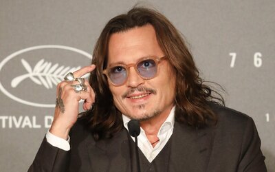 Johnny Depp szörnyű kitalációknak nevezte a róla keringő történeteket, de a francia feministákat ez nem hatotta meg