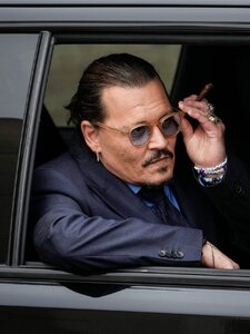 Johnny Depp újabb budapesti helyszínen bukkant fel, és lelkesen integetett a rajongóinak