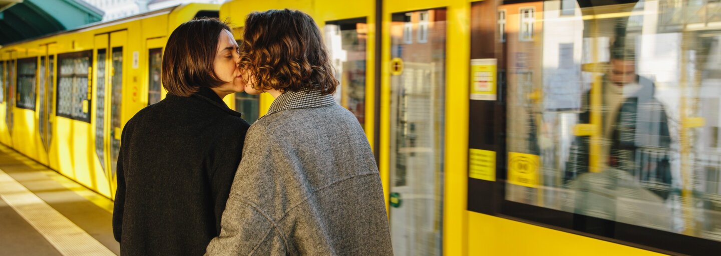 KVÍZ: Tilos a csók a buszon, büntetik, ha meztelenül flangálsz a lakásodban – Ismered a világ legbizarrabb szextörvényeit?