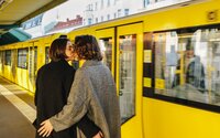 KVÍZ: Tilos a csók a buszon, büntetik, ha meztelenül flangálsz a lakásodban – Ismered a világ legbizarrabb szextörvényeit?