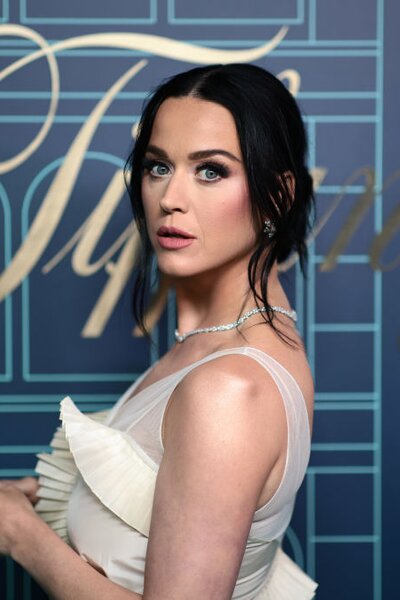Kamufotók készültek Katy Perryről a Met-gálán, az édesanyja is bedőlt az AI átverésének