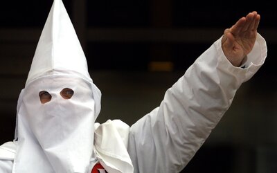 Kanye West a Ku-Klux-Klan rasszista szervezet egyenruhájában koncertezett